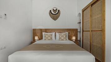 Villa, 3 habitaciones, vistas a la piscina | Escritorio, tabla de planchar con plancha, wifi gratis y ropa de cama