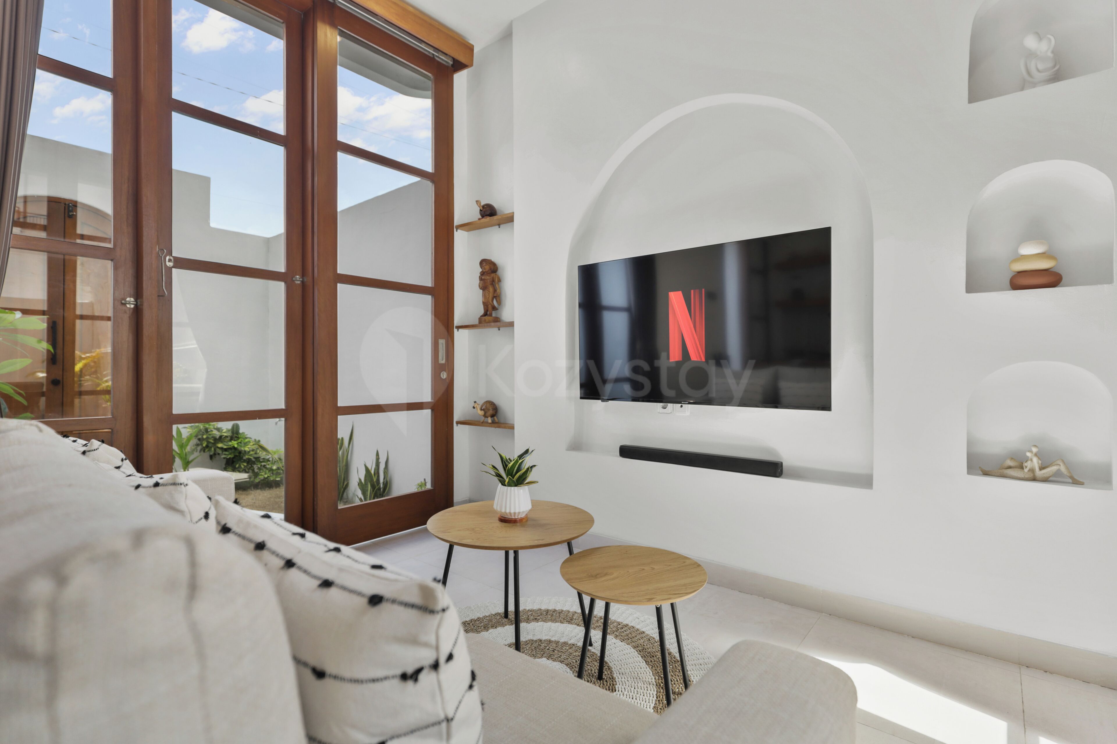 Villa, 3 habitaciones, vistas a la piscina | Sala de estar | Smart TV de 55 pulgadas con canales por cable, Netflix