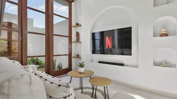 Villa, 3 habitaciones, vistas a la piscina | Sala de estar | Smart TV de 55 pulgadas con canales por cable, Netflix