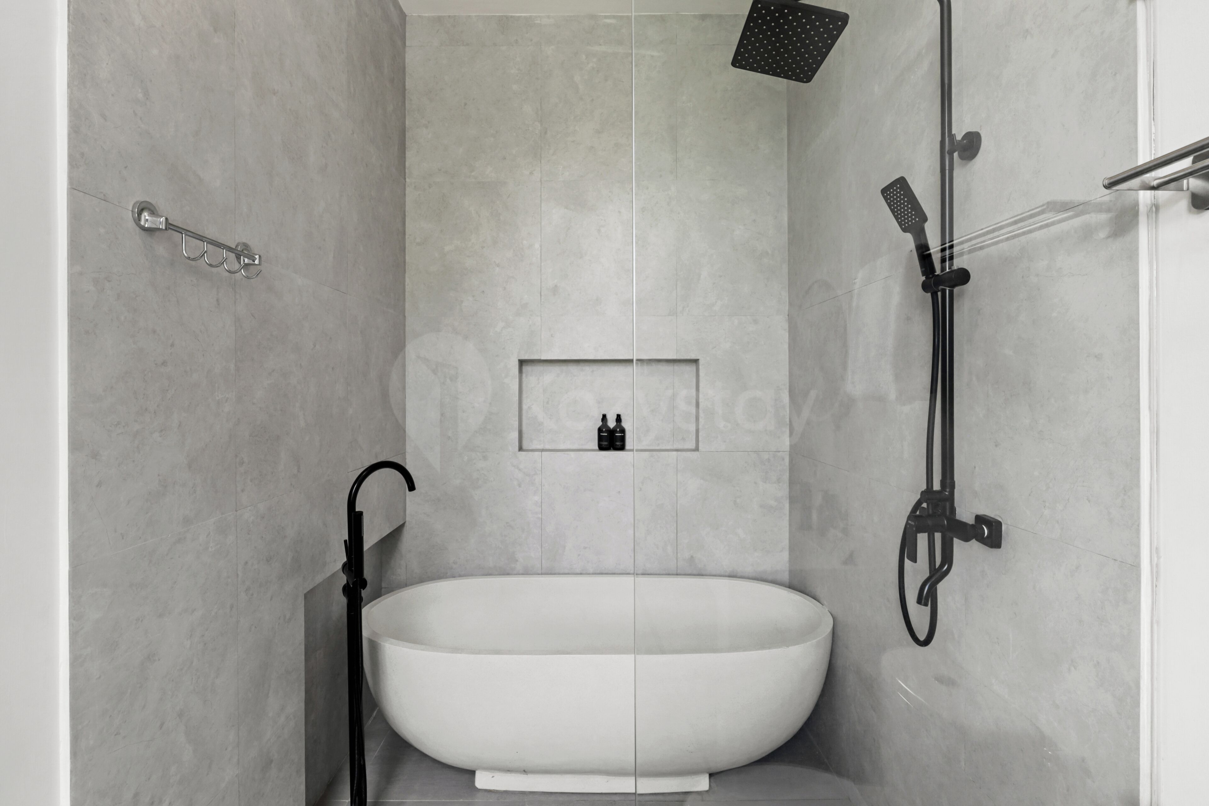 Villa, 3 habitaciones, vistas a la piscina | Baño | Artículos de higiene personal gratuitos, secador de pelo, bidé y toallas
