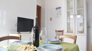 Et spisebord med tallerkener, en flaske og glas.