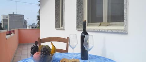 House, 2 Bedrooms, Balcony | Outdoor dining