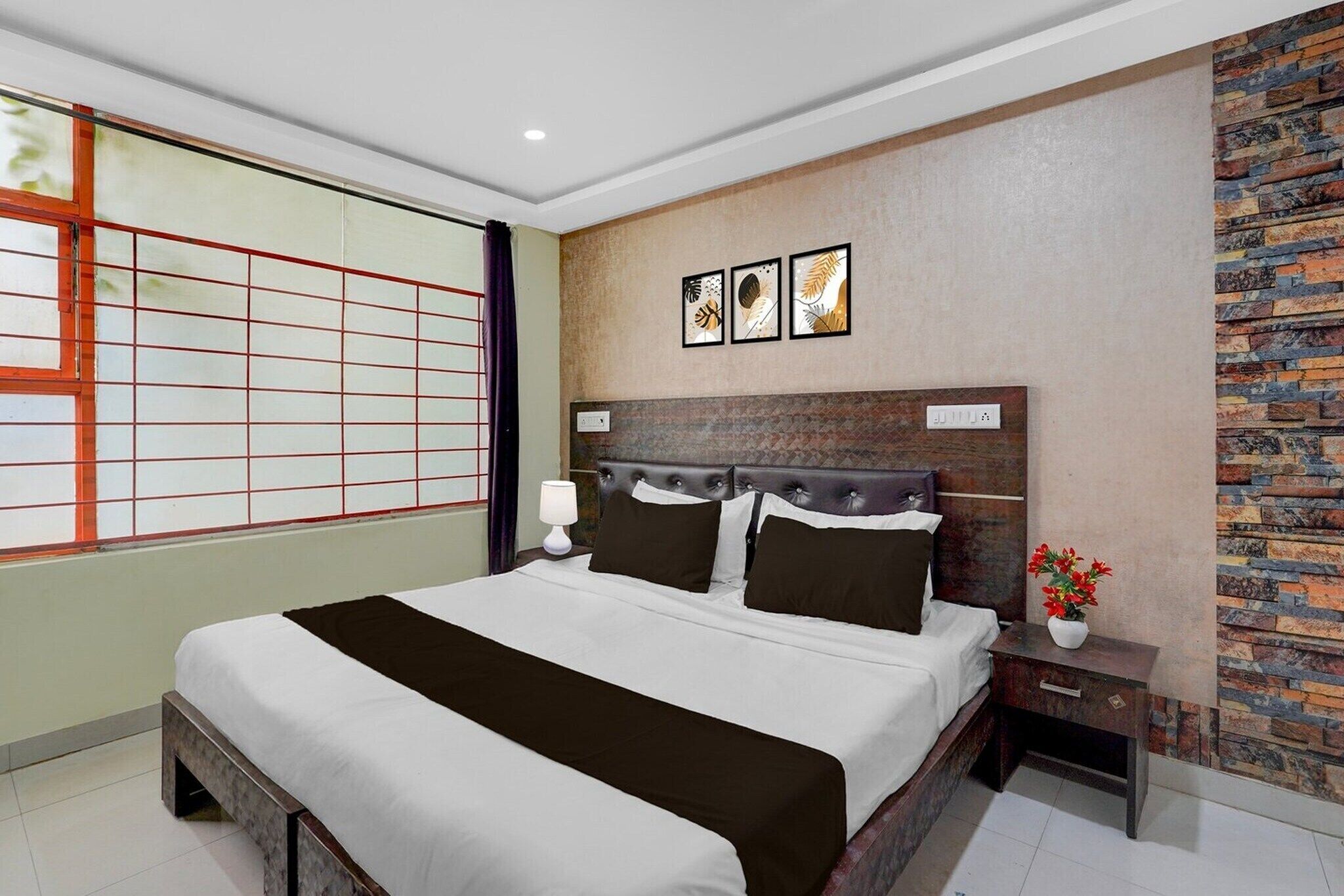 1 bedroom, desk, bed sheets