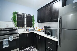 Private kitchen - 2-bedroom apartment in New Kingston with cool AC breeze- Château de Luxe (Kingston)