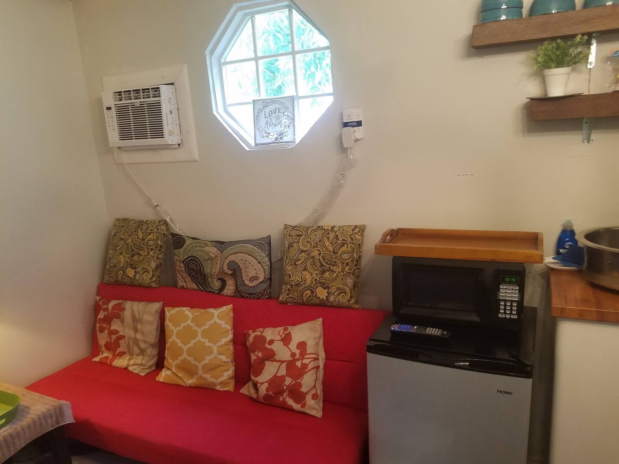 House, 1 Bedroom | Living room | Books