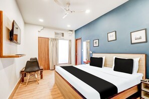 Escritorio y ropa de cama