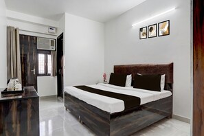 Escritorio y ropa de cama 