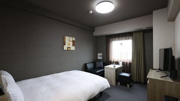 Laptop workspace, blackout drapes, iron/ironing board, free WiFi