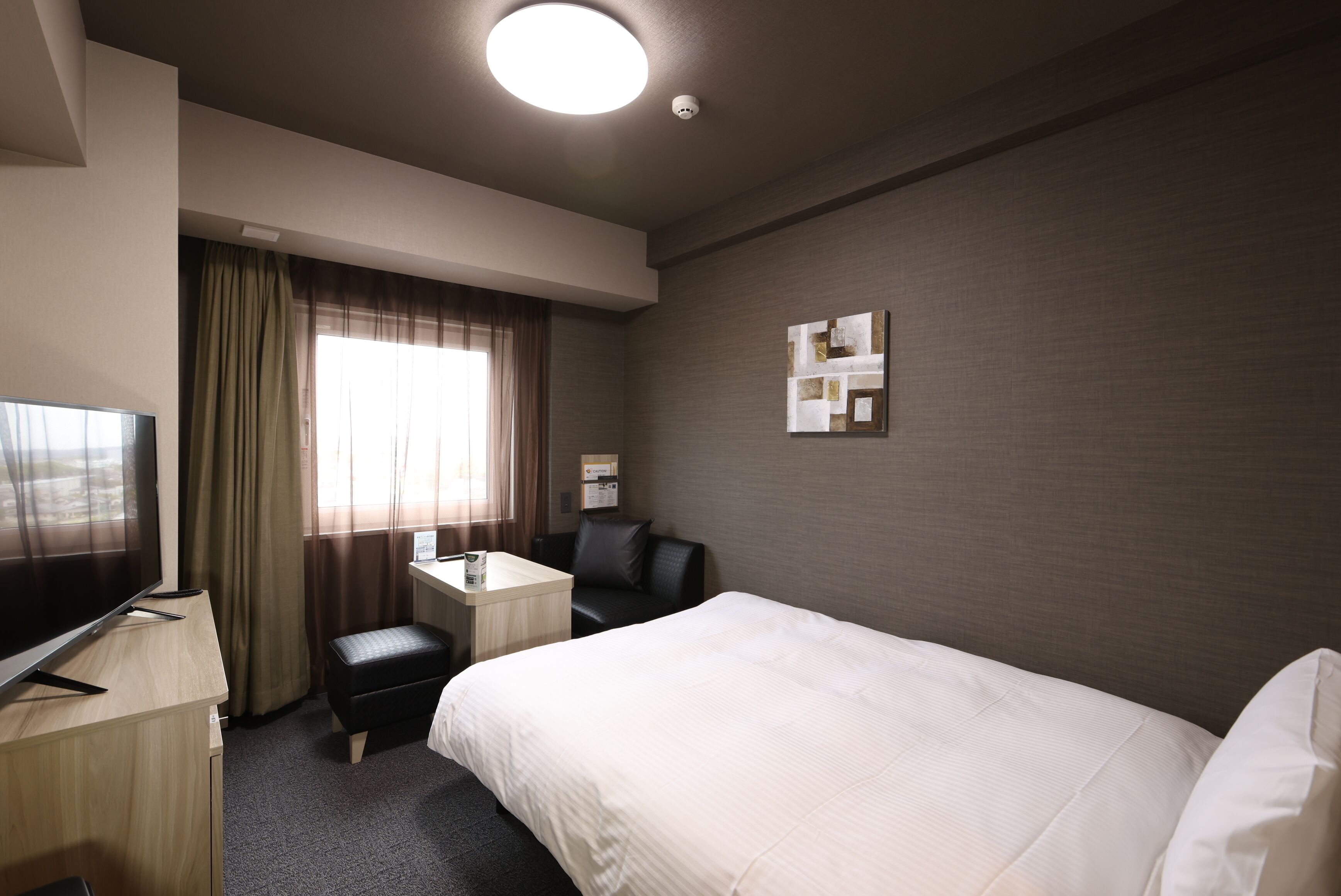 Laptop workspace, blackout curtains, iron/ironing board, free WiFi
