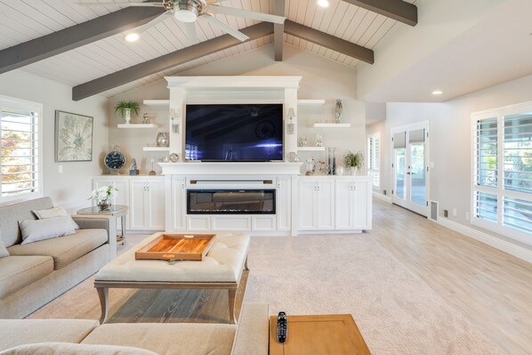 Televisión y chimenea 