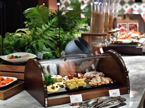 Buffet déjeuner servi tous les jours en supplément