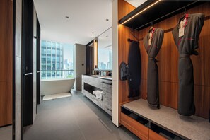 Executive Suite | Bathroom | Designer toiletries, hair dryer, bathrobes, slippers - Shanghai Lujiazui Riverside Center IntercityHotel (Shanghai)