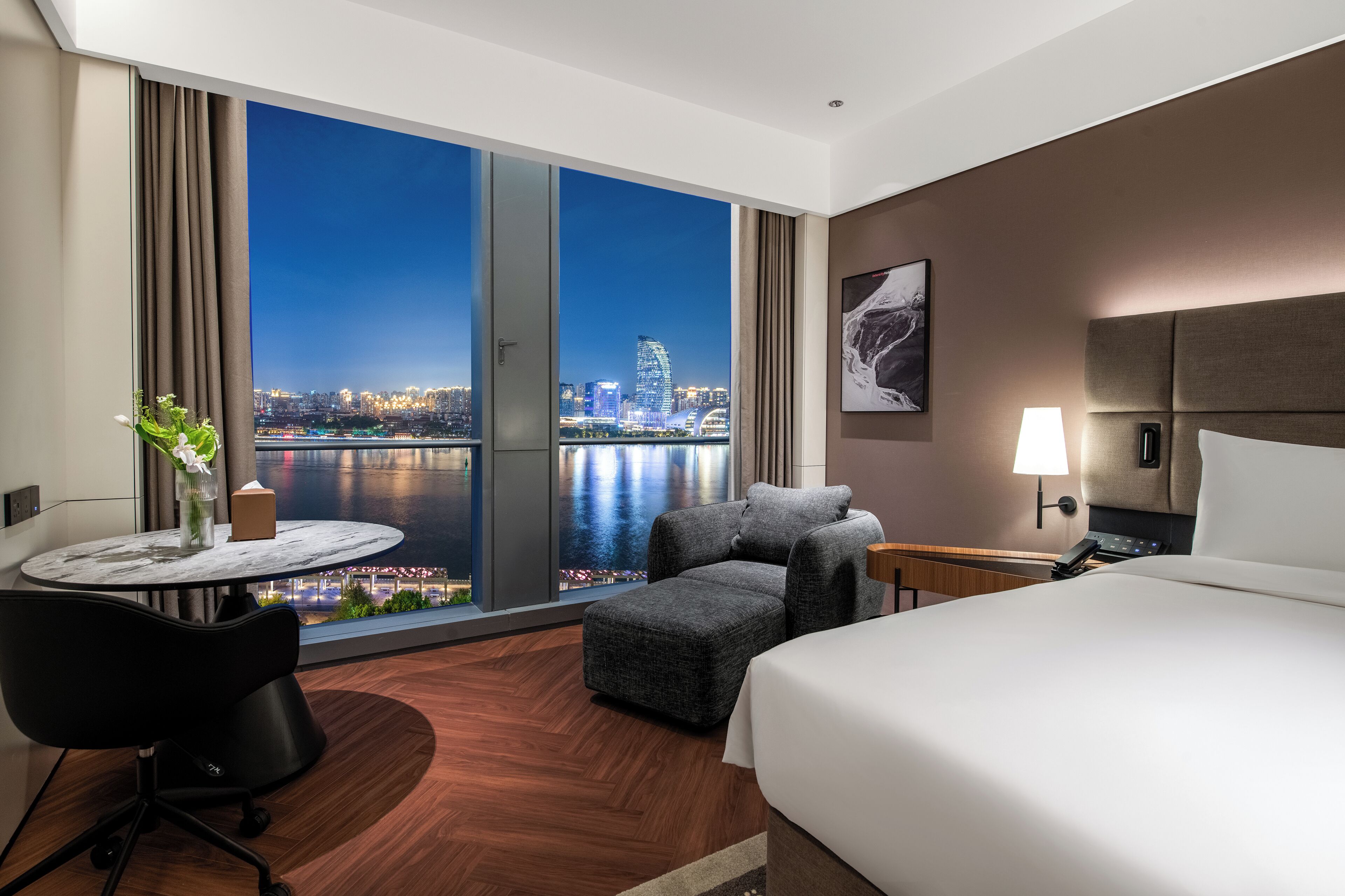 Chambre Deluxe double, 1 très grand lit, vue sur le fleuve | Articles de minibar gratuits, bureau