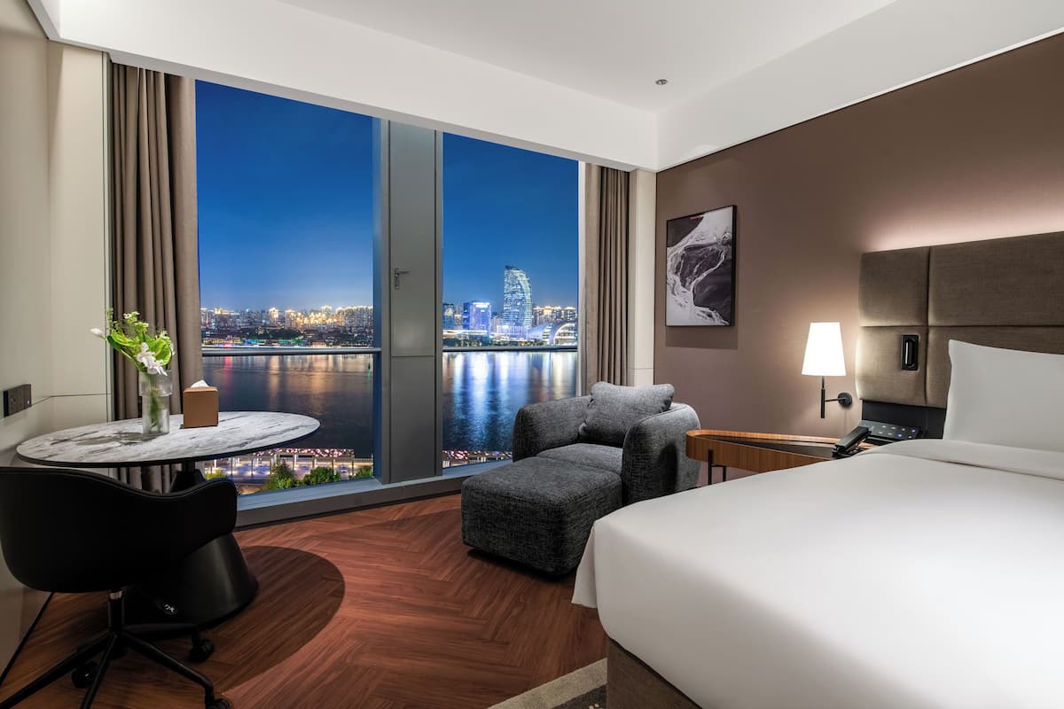 Chambre Deluxe double, 1 trĂšs grand lit, vue sur le fleuve | Articles de minibar gratuits, bureau