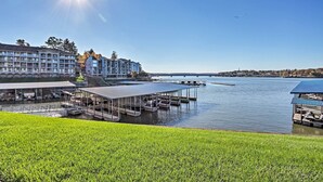 Ein Hotel am Wasserufer mit mehreren Terrassen und einem Steg.