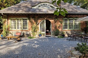 Outdoor dining - Historic Romantic Pavilion Retreat for 4 (Ronzon (Rendeux))