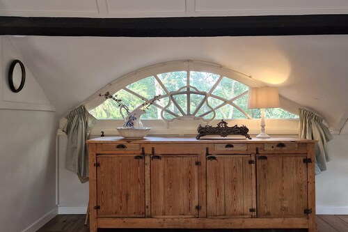 Historic Romantic Pavilion Retreat for 4