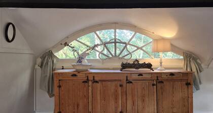 Historic Romantic Pavilion Retreat for 4