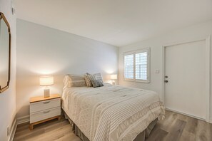 2 bedrooms, Internet, bed sheets - Poolside Fun, Ocean Strolls! Naples Beach Getaway (Naples)