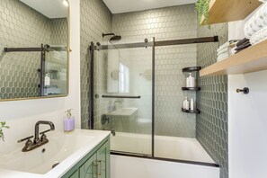 Hair dryer, towels - Shop, Dine, Walk to Ocean! San Clemente Retreat (San Clemente)