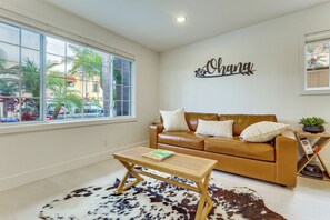 TV, books - Shop, Dine, Walk to Ocean! San Clemente Retreat (San Clemente)