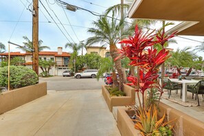 Outdoor dining - Shop, Dine, Walk to Ocean! San Clemente Retreat (San Clemente)