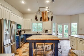 Fridge, microwave, stovetop, dishwasher