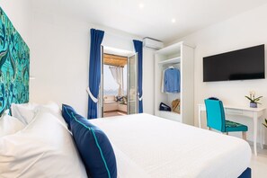1 slaapkamer, een bureau, een strijkplank/strijkijzer, reisbedje