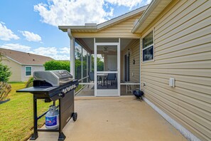 Outdoor dining - 2 Mi to Lake Sumter Landing: Home in The Villages (The Villages)