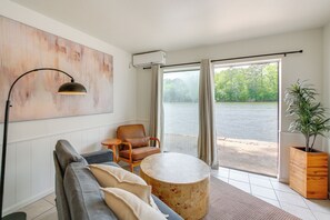 Living area - Waterfront Couples Retreat in Hot Springs! (Hot Springs)