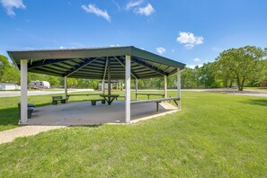 Outdoor dining - Waterfront Couples Retreat in Hot Springs! (Hot Springs)