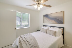1 bedroom, Internet, bed sheets - Waterfront Couples Retreat in Hot Springs! (Hot Springs)