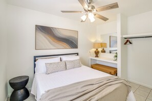 Room - Waterfront Couples Retreat in Hot Springs! (Hot Springs)