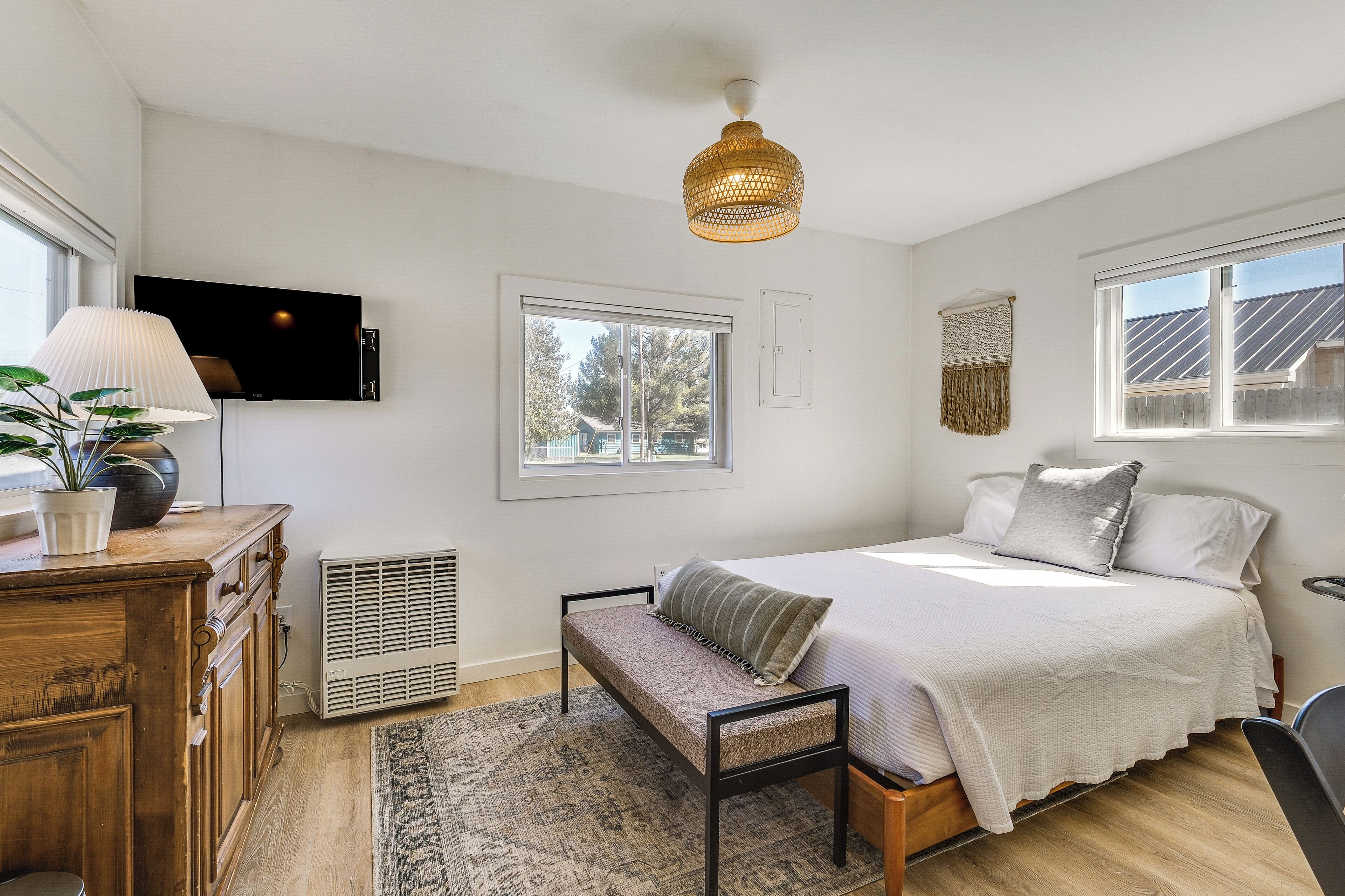 4 bedrooms, internet, bed sheets