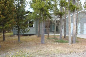 A small cabin surrounded by trees in a wooded area. - Extended-Stay 'Geyser Home' Near Yellowstone NP (West Yellowstone)