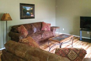 TV - Extended-Stay 'Geyser Home' Near Yellowstone NP (West Yellowstone)