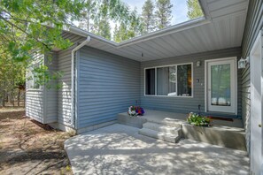 A residential house with a porch, a window, and a door. - Extended-Stay Geyser Mtn Home 1 Mi to Yellowstone (West Yellowstone)
