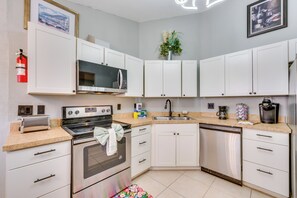 Frigorífico, microondas, placa de cocina y lavavajillas