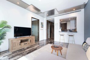 TV - Free Housekeeping Visits During Your Stay - StayShort - Elegant 1 Bedroom in Dubai Marina that Sleeps 4 (Dubai Marina)