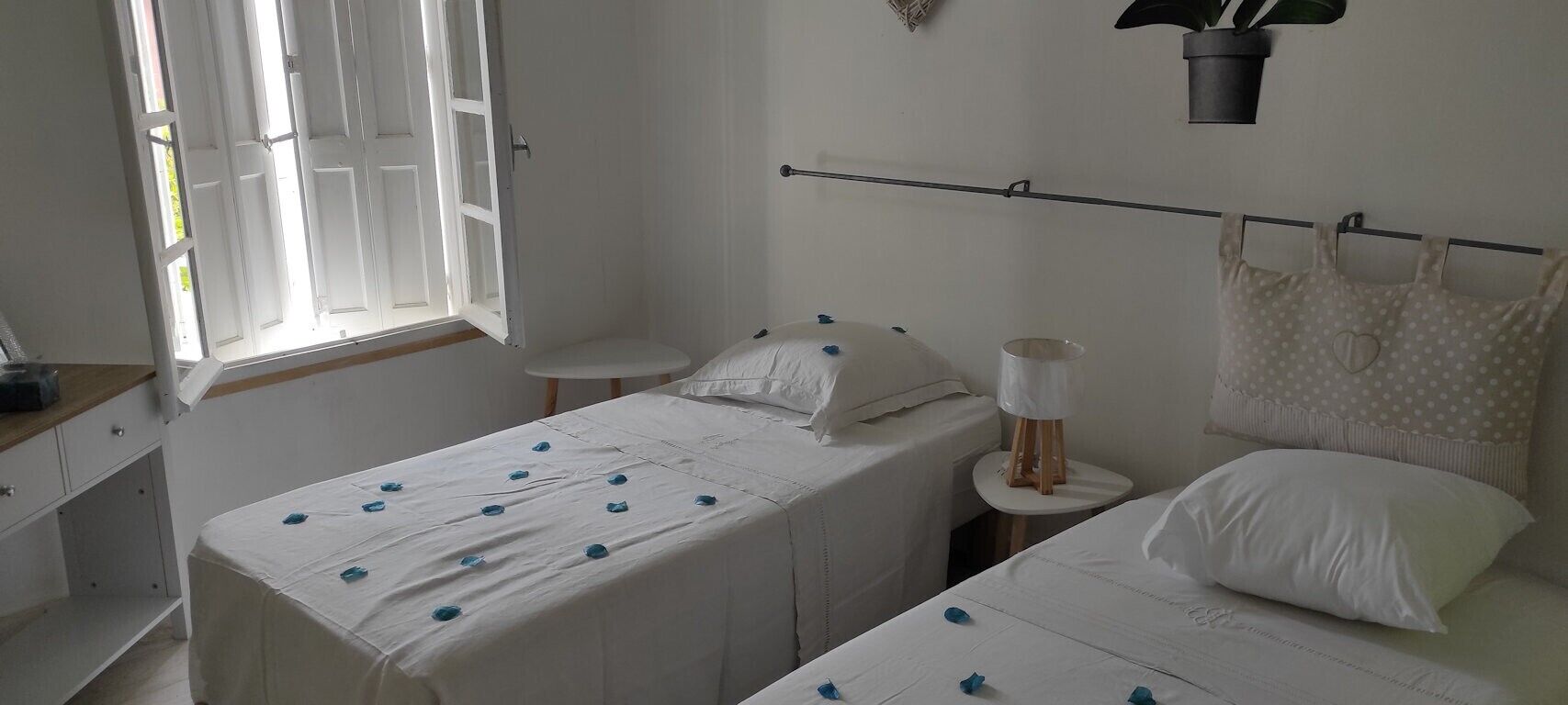 5 chambres, fer et planche à repasser, Wi-Fi, draps fournis