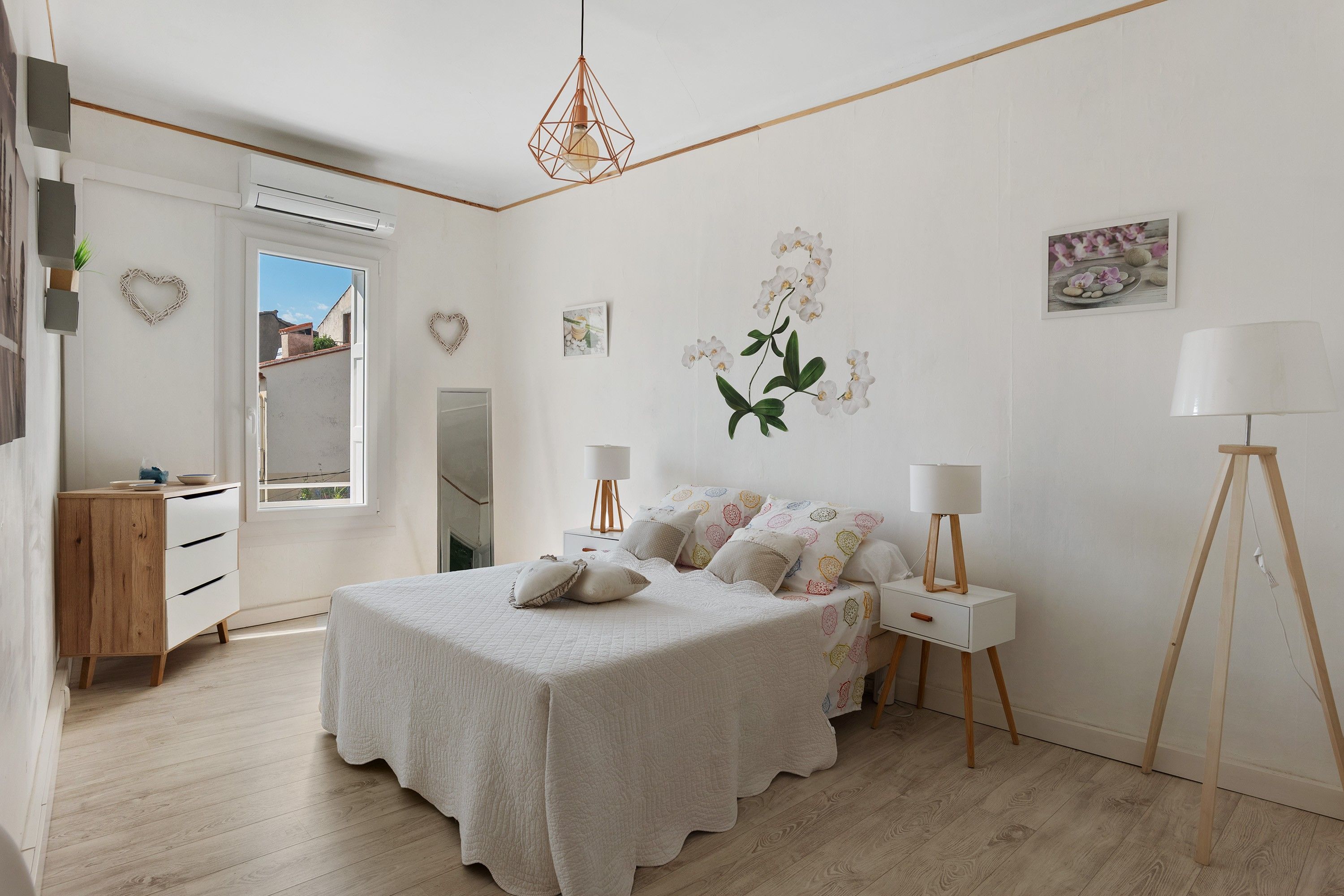 5 bedrooms, iron/ironing board, WiFi, bed sheets