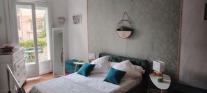 5 bedrooms, iron/ironing board, WiFi, bed sheets