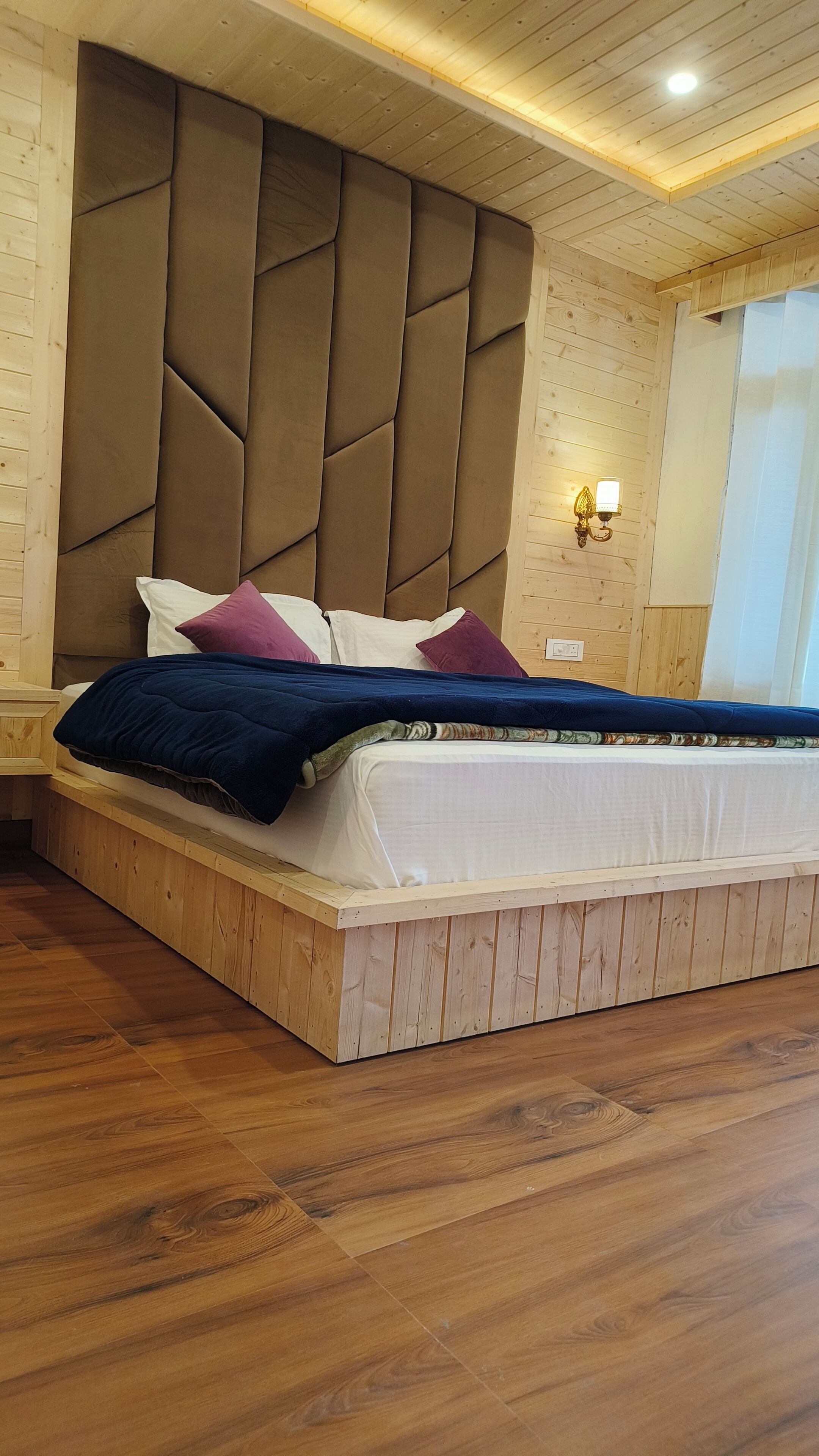 6 bedrooms, iron/ironing board, internet, bed sheets