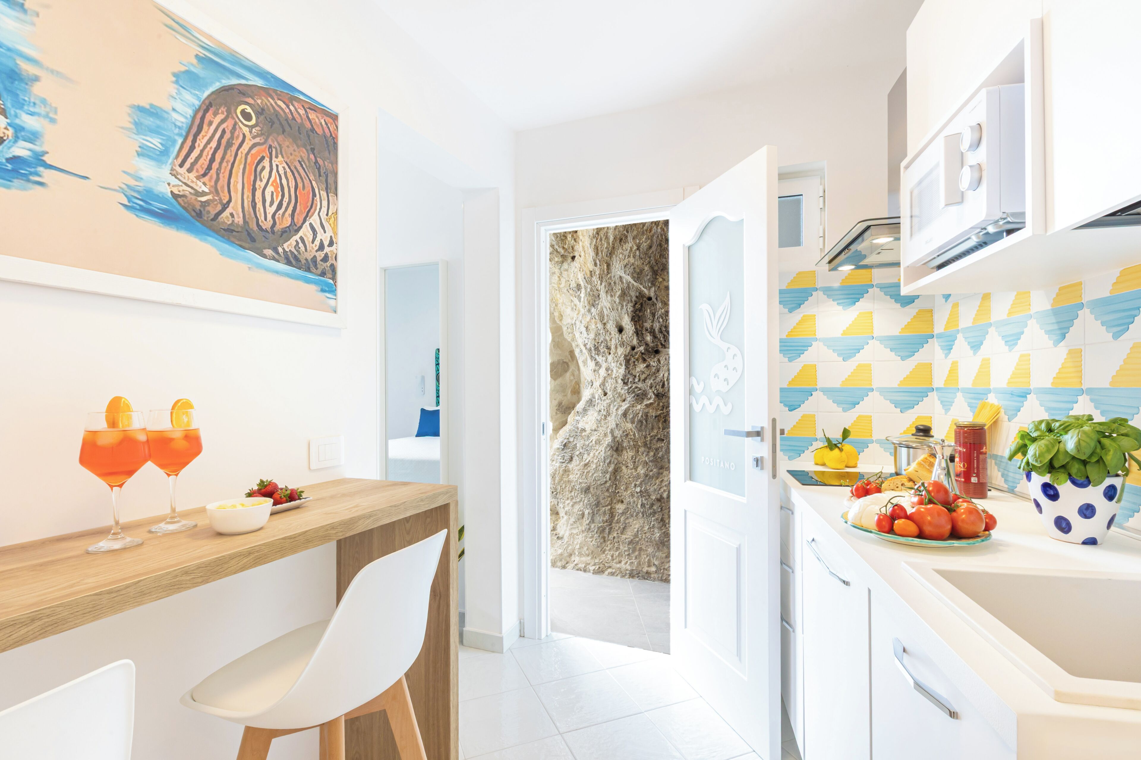 Deluxe appartement, uitzicht op zee | Privékeuken | Een minikoelkast, een microgolfoven, een kookplaat, een espressoapparaat