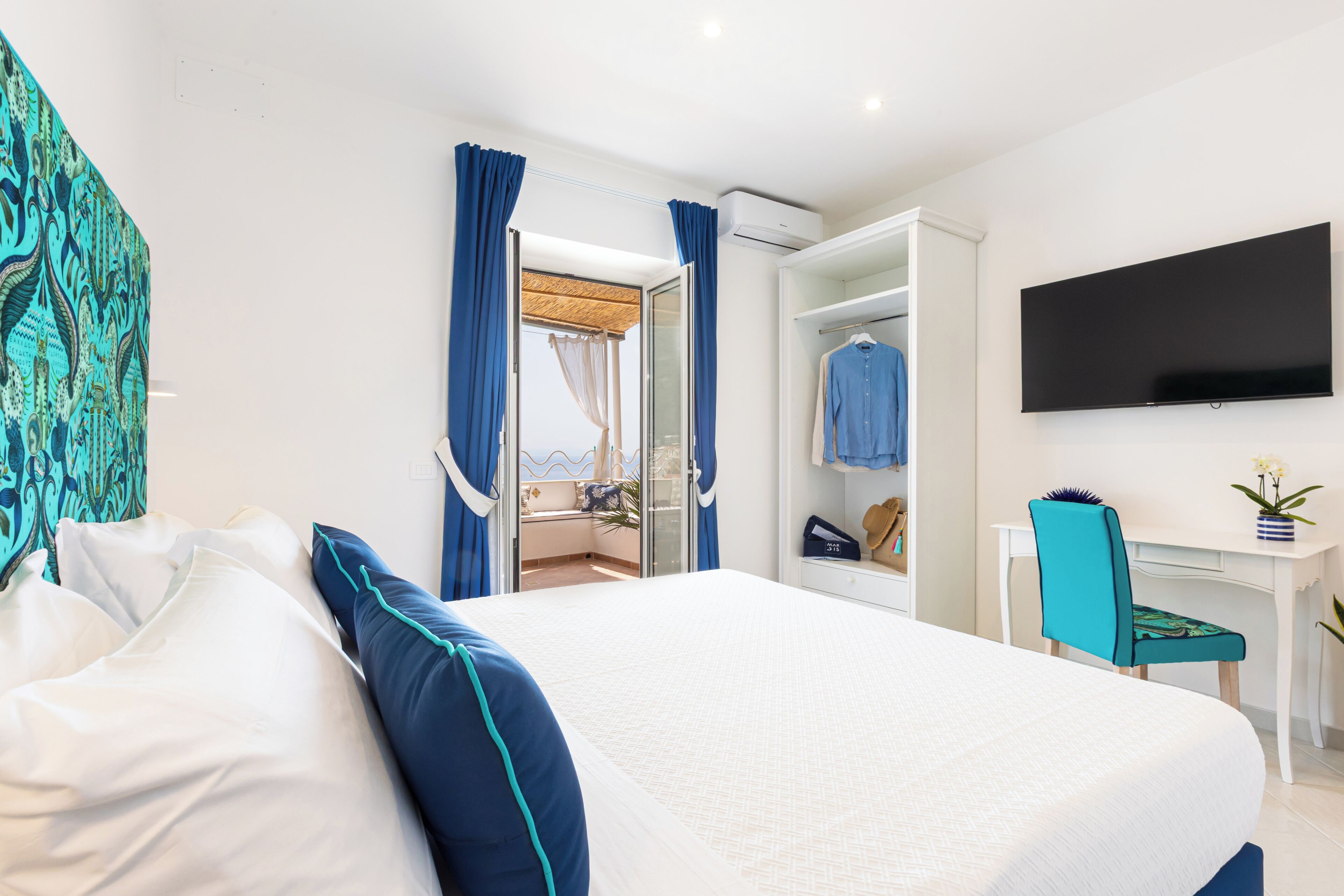 Deluxe Apartment, Sea View | Desk, blackout drapes, iron/ironing board, WiFi (free)