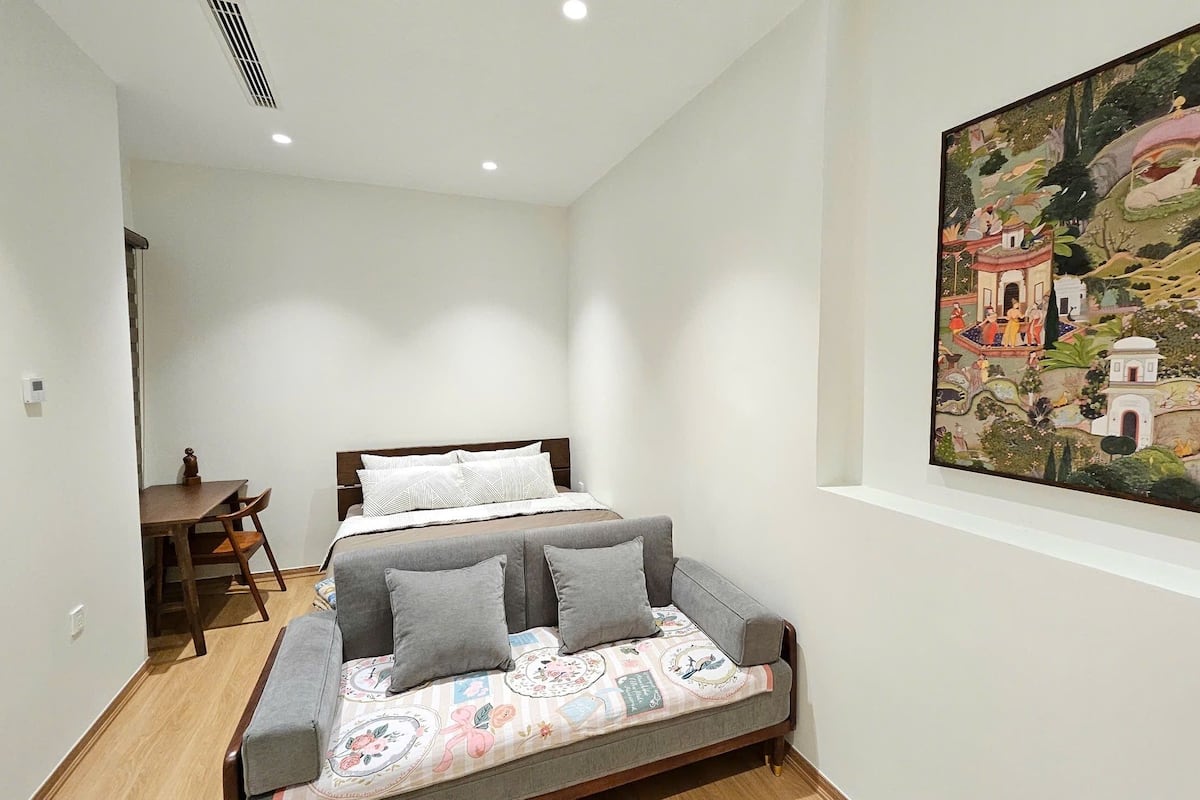 Minibar con artículos gratuitos y espacio para trabajar con laptop