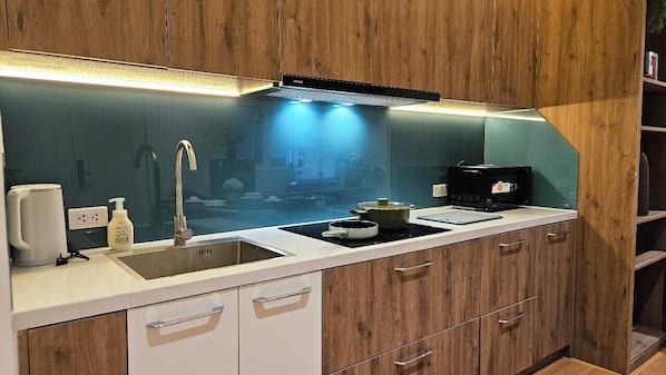 Suite Deluxe, vista al patio | Cocina privada | Refrigerador, microondas, parrilla de estufa y utensilios de cocina 