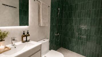Superior Studio | Bathroom | Combined shower/tub, rainfall showerhead, free toiletries, hair dryer
