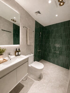 Superior Studio | Bathroom | Combined shower/bathtub, rainfall showerhead, free toiletries - Joy Apartment Pearl West Lake (Tay Ho)