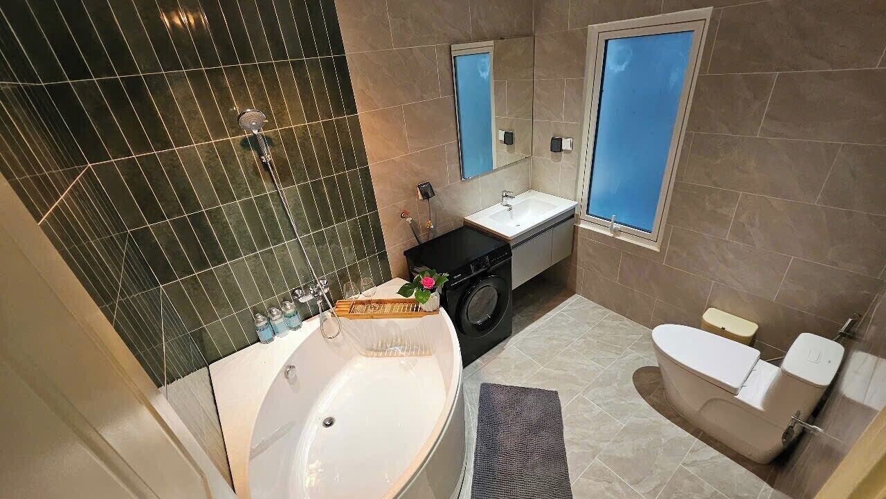 Suite Deluxe, vistas al patio | Baño | Ducha, artículos de higiene personal gratuitos, toallas y jabón